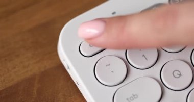 Beyaz klavyedeki EK tuşuna bas. Önceki duruma veya çıkış uygulamasına veya uygulamasına dönmek için kullanılır