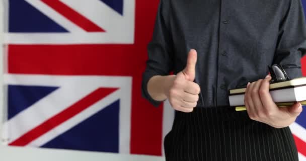 Wanita Yang Memegang Buku Bendera Inggris Dan Menunjukkan Jempol Pendidikan — Stok Video