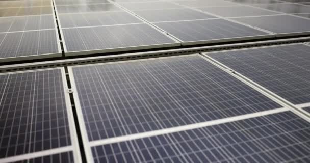 Großaufnahme Von Industriellen Solarmodulen Zur Stromerzeugung Landschaft Der Sonnenkollektoren Der — Stockvideo