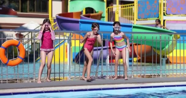 Szczęśliwe Dzieci Grupie Przyjaciół Wskakują Razem Wody Basenowej Letnie Wakacje — Wideo stockowe