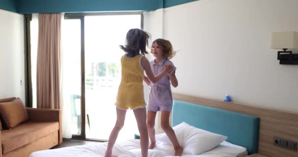 Lustige Kinder Die Händchenhaltend Schlafzimmer Springen Glückliche Unbeschwerte Kindheit Der — Stockvideo