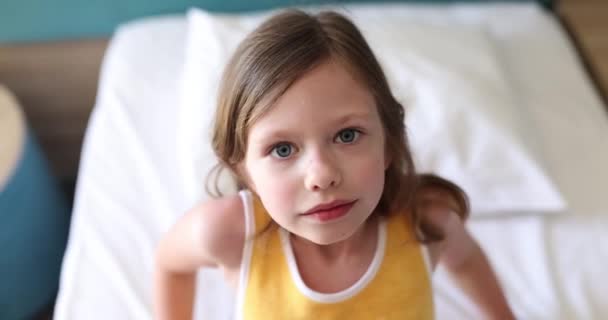 Gyönyörű Kislány Szelfit Készít Lefekszik Aranyos Kislány Portréja Párnán — Stock videók