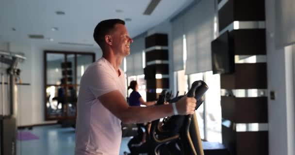 Spor Salonundaki Kardiyo Makinesinde Fitness Kardiyo Çalışması Ellipsoid Çalıştırıcı — Stok video