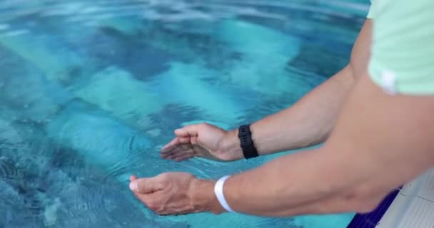 Menschenhände Sammeln Sauberes Klares Wasser Pool Frisches Kühles Wasser Heißen — Stockvideo