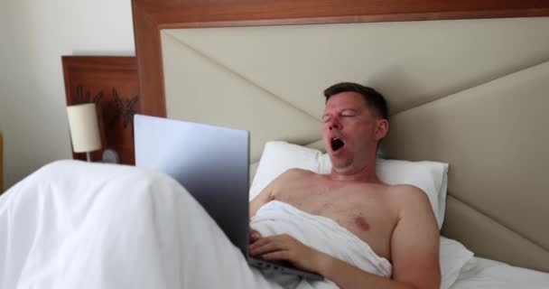 Omul Este Obosit Căsătorește Culcă Pat Laptopul Omul Care Lucrează — Videoclip de stoc