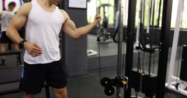 Spor salonunda göğüs egzersizi ve kol kıvırma egzersizleri. İç mekanda vücut geliştirme ve ağırlık kaldırma