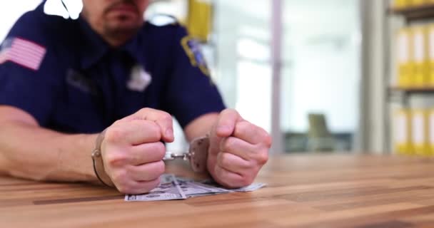 Αστυνομικός Χειροπέδες Κρατάει Κοντά Του Δολάρια Αστυνομικός Συνελήφθη Για Δωροδοκία — Αρχείο Βίντεο