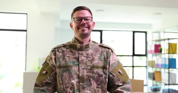 Porträt Eines Lächelnden Mannes Militäruniform Der Drinnen Posiert Militärische Karriere — Stockvideo