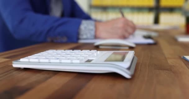 Úzké Ruce Účetního Který Pracuje Papíry Kalkulačkou Kanceláři Podnikatel Vypočítá — Stock video