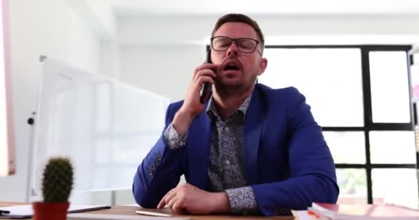 마케팅 매니저 컨설팅 클라이언트 제안을 만드는 전화로 말하고 사무실에서 컴퓨터에서 — 비디오