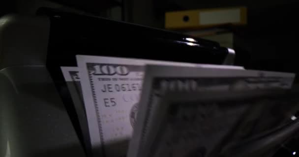 Amerikan Para Biriminde Otomatik Kar Hesaplaması 100 Dolarlık Banknotları Saymak — Stok video
