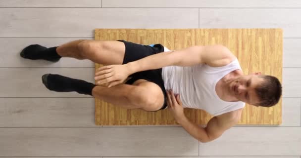 Спортивный Человек Накачивает Мышцы Прессы Лежащие Полу Сверху Домашняя Тренировка — стоковое видео