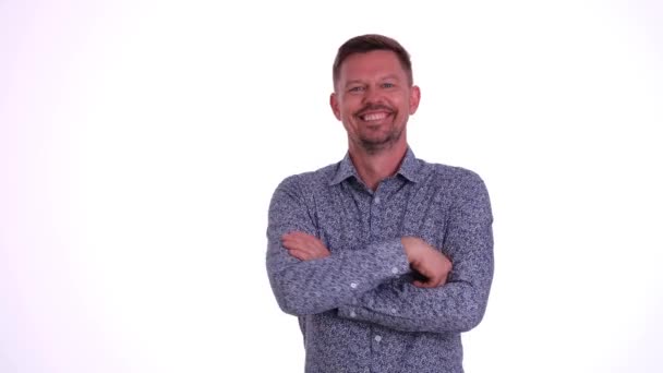 Guapo Hombre Sonriente Posando Con Los Brazos Cruzados Sintiéndose Seguro — Vídeos de Stock