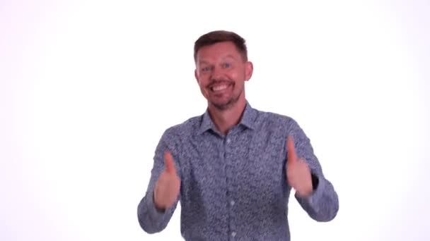 Portret Uśmiechniętego Szczęśliwego Mężczyzny Podniesionymi Kciukami Świetne Rozwiązanie Zatwierdzone Zalecenia — Wideo stockowe