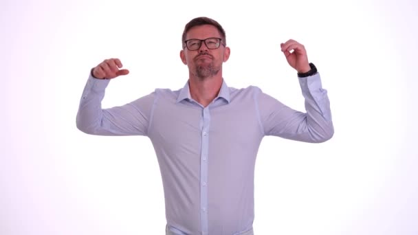 Hezký Muž Brýlích Bez Košile Usmívá Drží Ruce Křičí Směje — Stock video