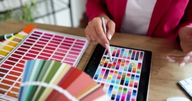 Tablette renk paletleri üzerinde çalışan grafiksel tasarımcı. El kapatma tabletinde içerisi için renk çemberleri renk seçimi