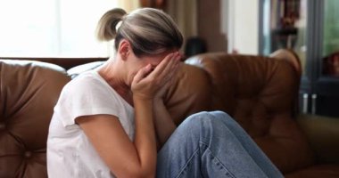Taciz, taciz, depresyon ya da kalp kırıklığı yaşayan genç bir bayan kurban. Üzgün umutsuz kadın tehlikelerden ağlıyor