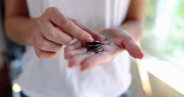 Gürcistan paraları el ele tutuşup sayılıyor. Gürcistan para birimi ekonomisi ve enflasyonu kavramı