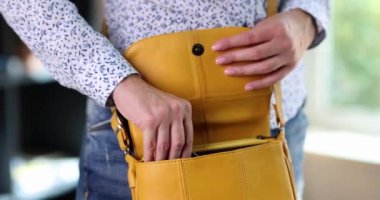 Kadın eli, akıllı telefonu çantadan çıkarır. Cep telefonu kullanımı