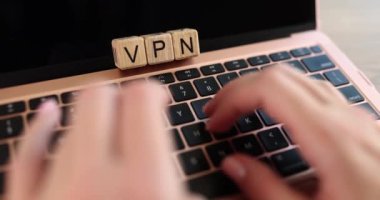 Kadın bilgisayarın klavyesindeki el düğmesine basıyor VPN metni kapanıyor. Ücretsiz VPN vekaletnameleri ve anonimlik