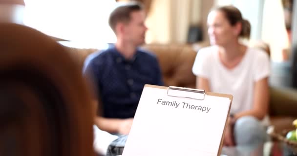 Professionell Familjepsykolog Pratar Med Par Med Problem Familjens Psykoterapeut Hjälp — Stockvideo