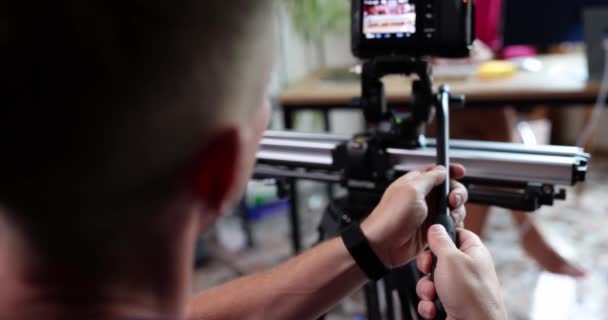 Videografo Filmare Video Tutorial Video Blog Treppiede Ufficio Riprese Contenuti — Video Stock