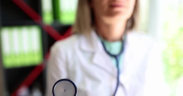 Врач Кардиолог Стажер Медсестра Проводит Стетоскоп Медицинская Помощь Диагностика Страхование — стоковое видео