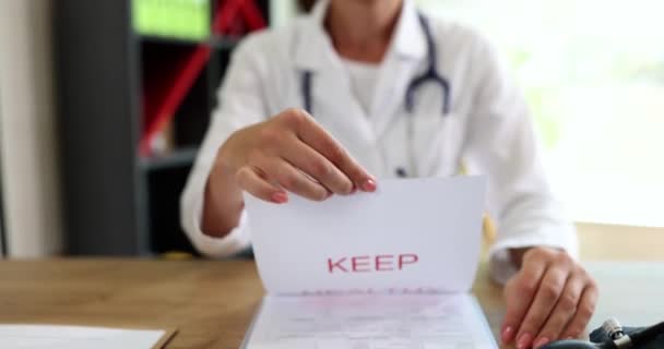 Håll Hälso Text Händerna Kardiolog Terapeut Medicinsk Service Och Försäkring — Stockvideo