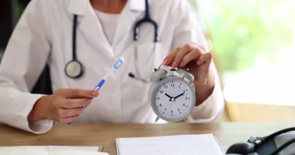 시계를 병원에서 일하는 여의사 과법은 위생을 돌본다 — 비디오