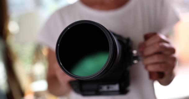 Fotógrafo Com Lente Grande Angular Com Câmera Digital Visão Geral — Vídeo de Stock