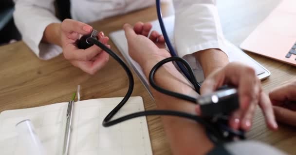 Arts Meten Van Bloeddruk Van Patiënten Met Stethoscoop Tonometer Bloeddrukresultaten — Stockvideo