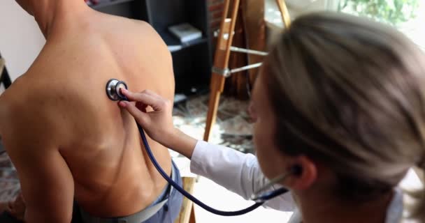 Kvinnlig Läkare Terapeut Kardiolog Kontrollerar Patienten Med Stetoskop Sjukhus Lungauskultation — Stockvideo