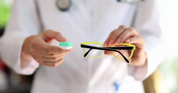 Lékařské Ruce Drží Výběr Brýlí Kontaktních Čoček Hyperopia Myopia Astigmatism — Stock video