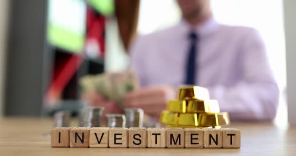 Barras Ouro Puro Empresário Conta Dólares Texto Investimento Rendimentos Financeiros — Vídeo de Stock