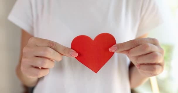 Kadın Elleri Kırmızı Kağıt Kalbi Yakından Tutar Sevgililer Günü Kartı — Stok video