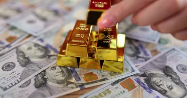 Amerikan Banknotlarına Altın Külçeleri Koyan Kişi Kârlı Mali Yatırımlar Gelir — Stok video