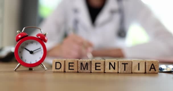 Doctorul Scrie Diagnosticul Medical Demență Ceas Deșteptător Demența Provoacă Simptome — Videoclip de stoc