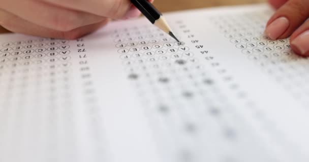 Persona Resuelve Las Pruebas Escribe Con Lápiz Sobre Papel Examen — Vídeos de Stock
