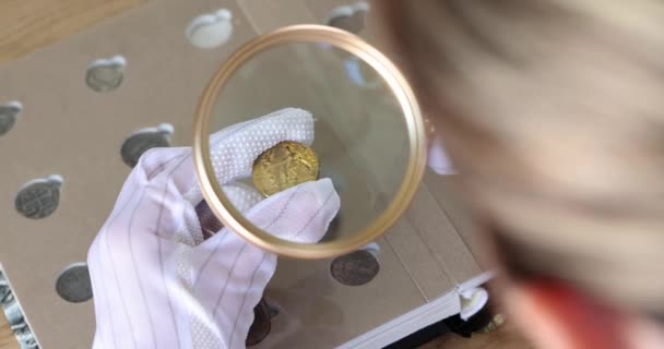 Πρόσωπο Γάντια Κοιτάζει Κέρματα Μέσα Από Μεγεθυντικό Φακό Αριθμητική Και — Αρχείο Βίντεο