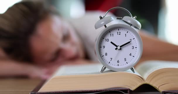 书上的闹钟响了 疲惫的女人睡着了 教育时间 学习和懒惰 — 图库视频影像