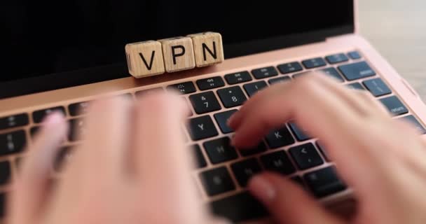 女性按下电脑键盘上的按钮 Vpn特写 免费Vpn代理和匿名 — 图库视频影像