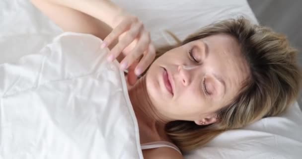 Woman Wakes Looks Surprise Covers Close Bleeding Dream Stress Morning — 图库视频影像