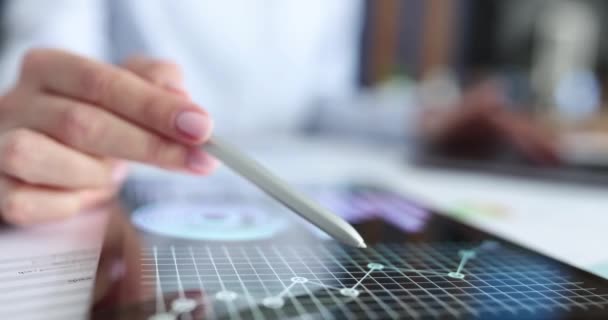 Woman Moves Pen Chart Tablet Screen Close Business Woman Analyzes — Vídeo de stock