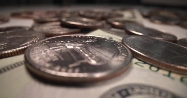 Серебряные Монеты Лежат Бумажных Купюрах Крупным Планом Замедлением Прибыльные Инвестиции — стоковое видео