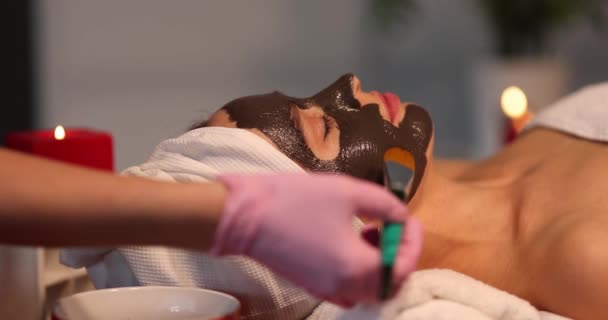 Beautician Salon Applies Chocolate Mask Womans Face Close Cosmetic Procedures — Stock videók