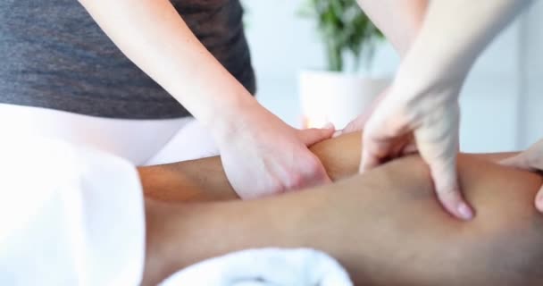 Man Salon Given Massage Muscles Legs Four Hands Massage Sessions — Stockvideo