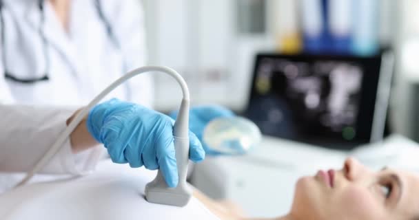 Doktor Udělá Pro Ženu Ultrazvuk Prsu Zblízka Mammoplastika Výběr Prsního — Stock video