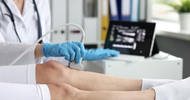Doktor Udělá Ultrazvuk Nohou Zblízka Lékařské Vyšetření Kolene Komplexní Diagnostika — Stock video