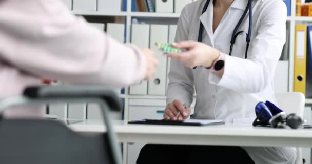 Doctor Prescribes Pills Patient Wheelchair Close Consultation Traumatologist Rehabilitation Injury — Vídeo de Stock