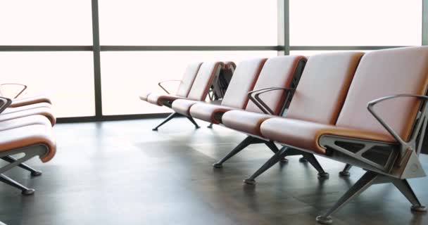 Pusta Poczekalnia Fotelami Panoramicznymi Oknami Zbliżenie Standardowa Powierzchnia Lotniska Szpital — Wideo stockowe